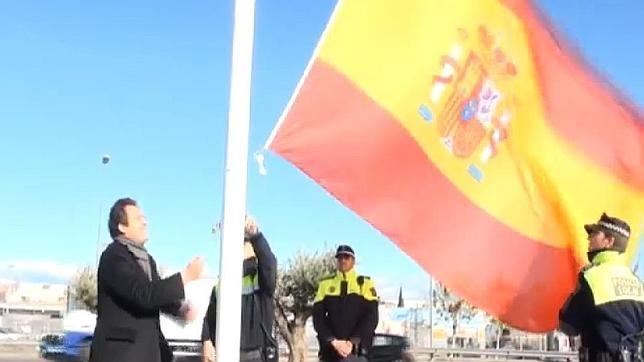 Jesús Gómez izó la bandera coincidiendo con el 200º aniversario de la Constitución de Cádiz