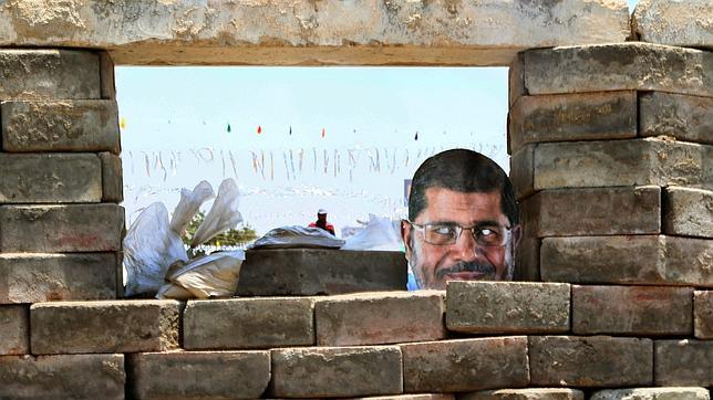 La Fiscalía egipcia congela los activos de 14 miembros de Hermanos Musulmanes