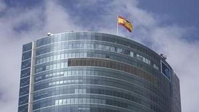 Una bandera española ondea Madrid a más de 250 metros de altura