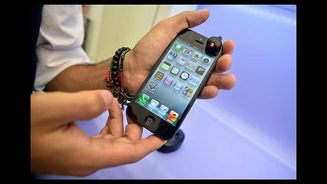 Muere electrocutada mientras usaba su iPhone