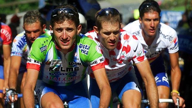 Javier Otxoa tira de Botero y José María Jiménez en el paso por la Madeleine en el Tour del año 2000