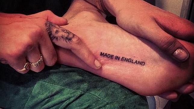 «Made in England», el nuevo tatuaje de Cara Delevingne