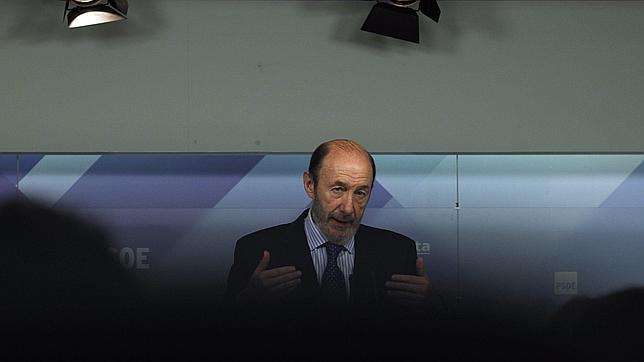 La división del PSOE lastra una estrategia de Rubalcaba plagada de contradicciones