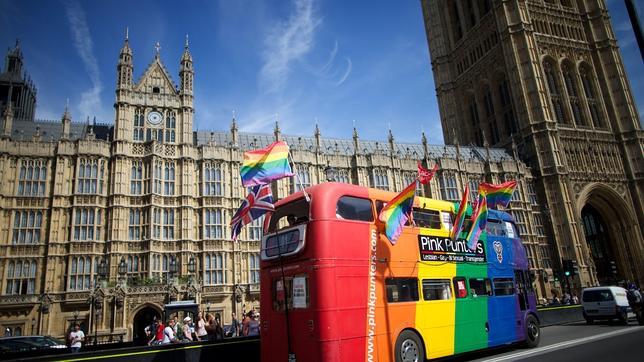 La ley del matrimonio homosexual recibe la sanción de la reina Isabel II