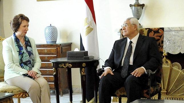 Catherine Ashton pide al Gobierno egipcio la liberación de Mohamed Mursi