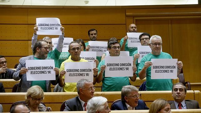 Izquierda Plural abandona el Pleno para protestar por la falta de explicaciones de Rajoy