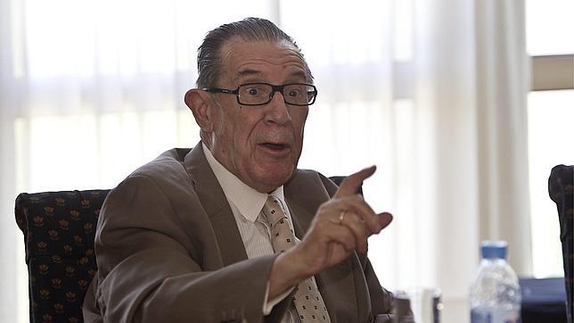 Velarde llama a Almunia «el mayor incompetente» que ha tenido España en el Gobierno