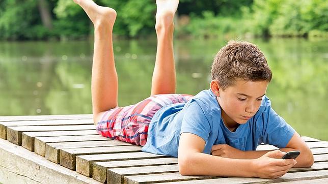 La Policía aconseja que los hijos no se lleven el móvil a la cama