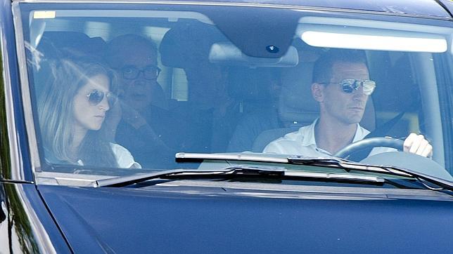 Las dos cooperantes liberadas aterrizan en España y son recibidas por sus familiares