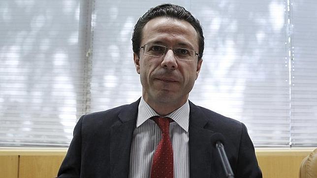 Lasquetty tacha al PSM de «xenófobo» por sus críticas a la externalización sanitaria