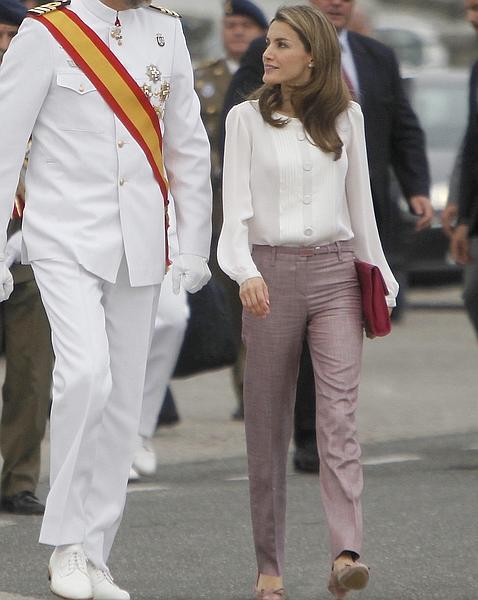 Entrega de reales despachos de empleo de la Escuela Navala Militar, 2013
