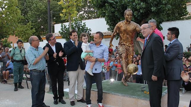 Fuentealbilla rinde homenaje a Iniesta con una estatua de bronce