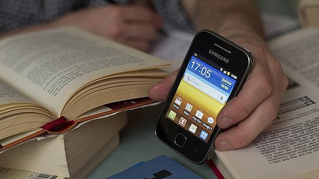 Cargan un móvil gracias a la electricidad generada a través de la orina