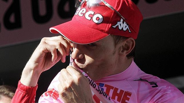 Damiano Cunego besa la «maglia» rosa del Giro, en el 2004