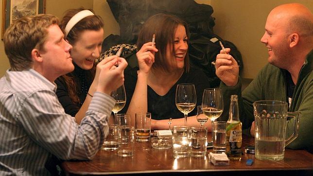 Los españoles moderan el gasto en tabaco y lo mantienen en alcohol en 2012
