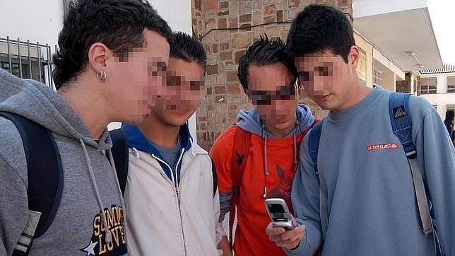 El menor puede acabar convirtiéndose en un peligro si se hace un uso irresponsable de las redes sociales