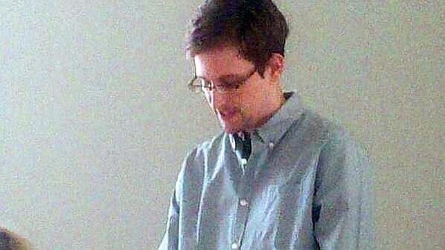 Snowden cumple un mes en el limbo