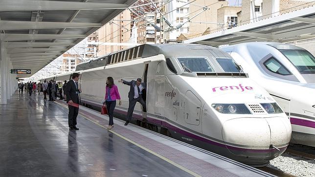 Renfe eleva un 17% el número de viajeros del AVE desde que en febrero bajó el precio del billete