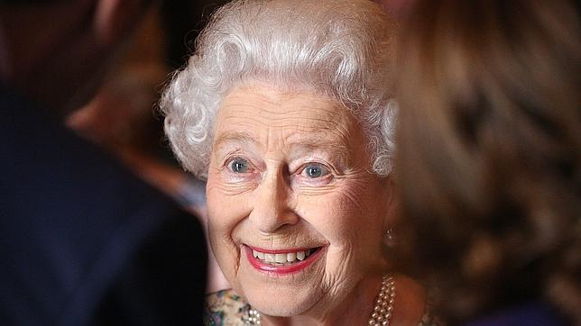La Reina Isabel II visita al bebé de los duques de Cambridge
