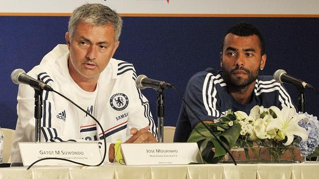 Mourinho: «Torres debería estar feliz porque ahora tenemos tres delanteros»