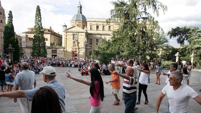 Un Flashmob celebra el V centenario de la Catedral Nueva de Salamanca