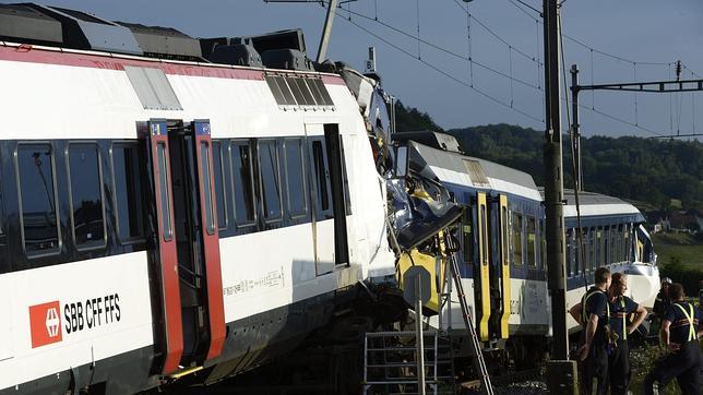 El choque frontal de dos trenes causa al menos 40 heridos en Suiza