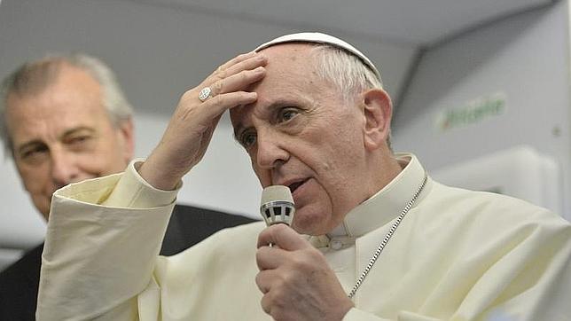 El Papa asegura que los homosexuales no deben ser juzgados ni marginados