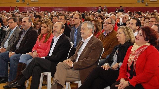 Susana Díaz habla con Rubalcaba para garantizarle que no le «desestabilizará»