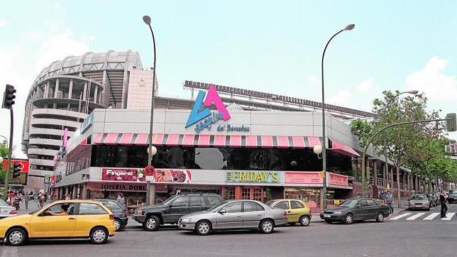 La Esquina del Bernabéu, el centro comercial de la calle del Padre Damián