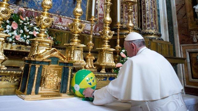 El Papa Francisco lleva a la Virgen una camiseta y un balón de playa de la JMJ