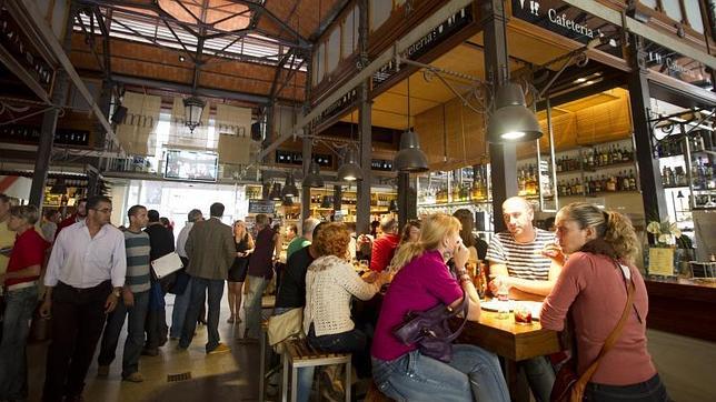 Clientes degustando algunas de sus tapas