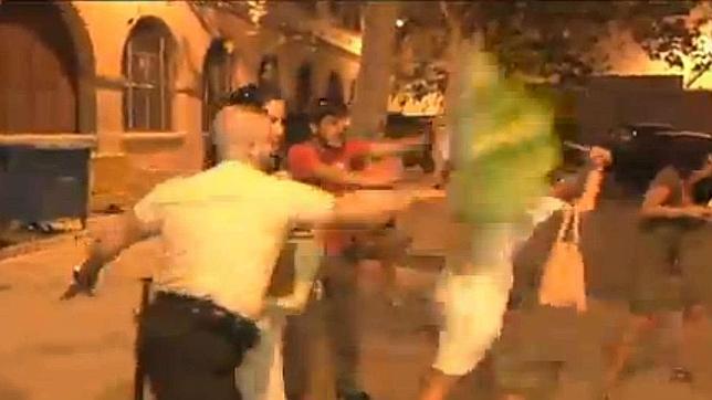 La hermana del autor confeso del incendio en Adratx agrede a la prensa