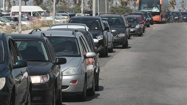 Colas de vehículos de más de cinco horas para cruzar la verja de Gibraltar