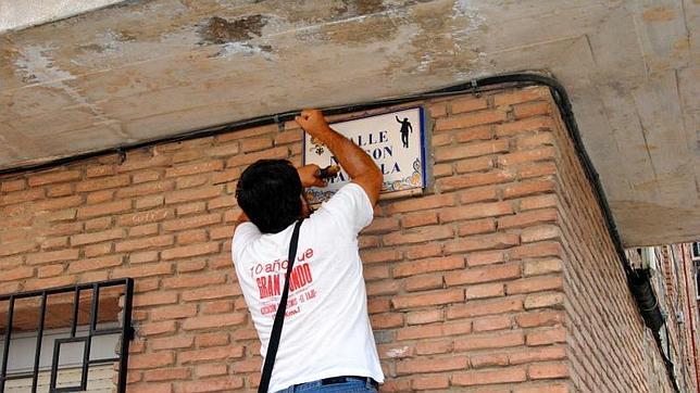 IU cambia por su cuenta la placa de la calle 18 de julio