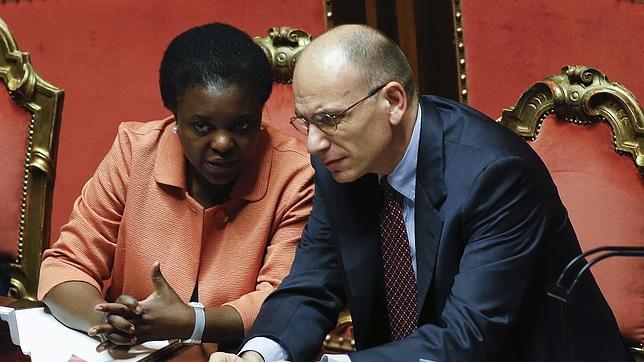 Lanzan plátanos a la ministra italiana a la que compararon con un orangután