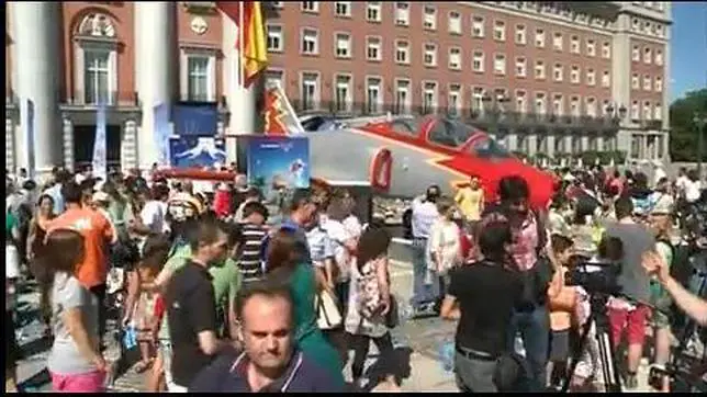 Disney intenta batir el Guiness mundial de lanzamiento de aviones de papel en Madrid