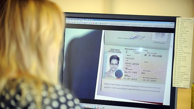 Snowden abandona el aeropuerto de Moscú y entra en territorio ruso
