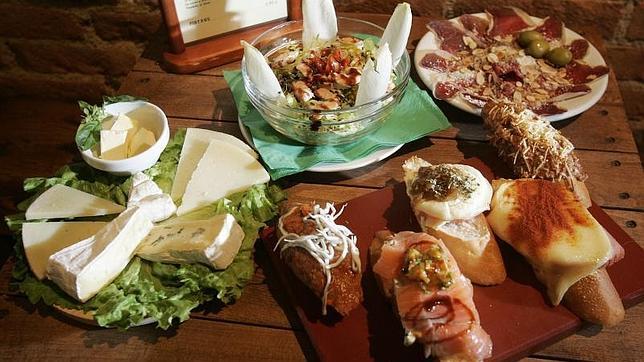 Alimentos servidos en distintos recipientes