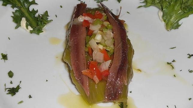 Una tapa hecha a base de anchoa