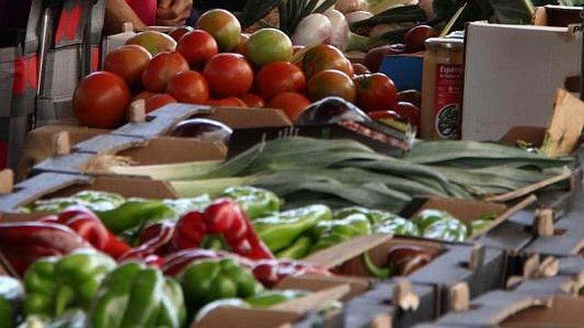 Vegetales expuestos en un mercado callejero