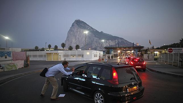 Un contrabandista arrolla con su coche a un guardia civil en Gibraltar