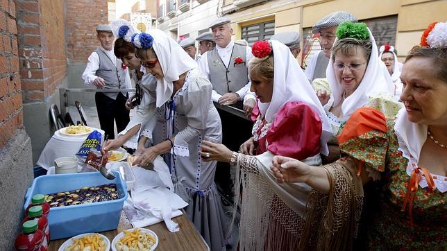 Chulapas haciendo sangría en las fiestas