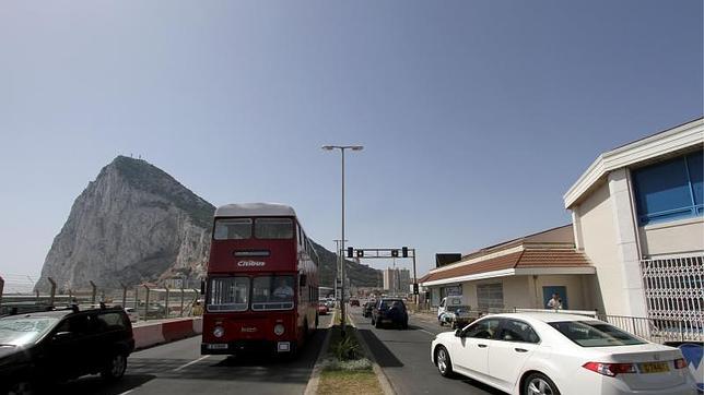 La prensa británica destaca que «la tensión sigue en Gibraltar» tras la llamada de Cameron