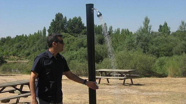 Los niños enseñan a los mayores cómo mantener limpia la playa del Alberche