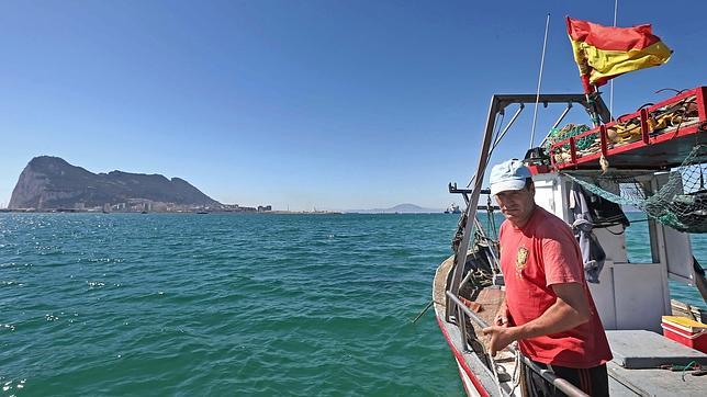 Los pescadores de La Línea temen su ruina con los bloques de Picardo