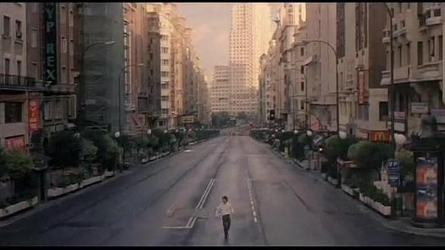 Esta escena con la Gran Vía completamente vacía es de las más reconocibles del cine español