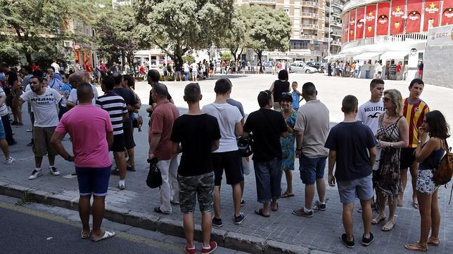 Largas colas en Mestalla para conseguir un abono