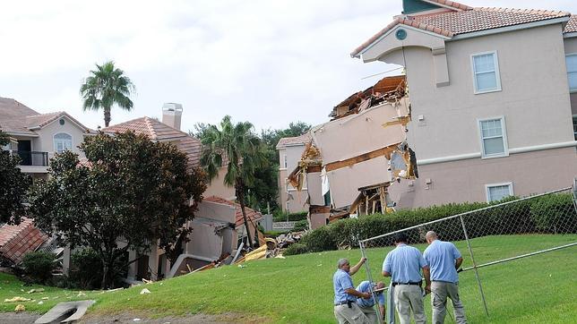 La tierra vuelve a abrirse en Florida y se traga parte de un edificio del centro turístico