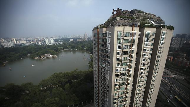 Una construcción ilegal en Pekín pone en peligro un edificio de viviendas