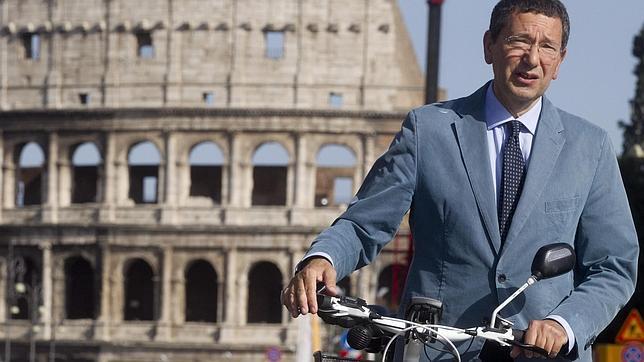 El alcalde de Roma, Ignacio Marino, pasea con una bicicleta por la avenida de los Foros Imperiales